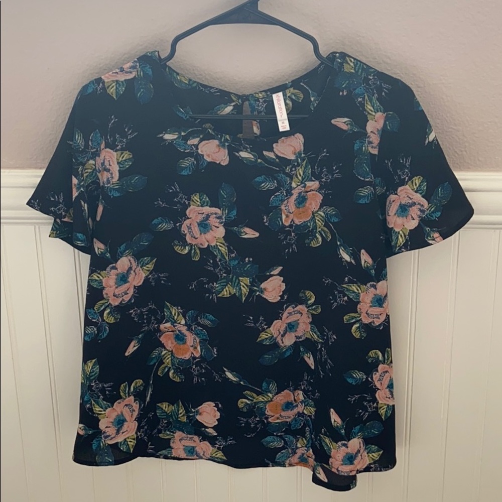 NWT Xhilaration Women’s Floral Shirt